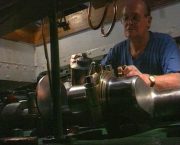 Die Lager der 150 Jahre alten Maschine m�ssen nach jeder Fahrt ge�lt werden