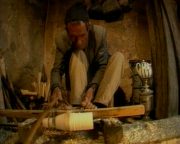 Ein orientalischer Drechsler betreibt sein Handwerk auch mit den Füßen