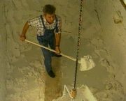 Je l�nger der Kalk in der Grube lagert, desto besser sind seine Eigenschaften