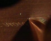 Mit dem Grabstichel arbeitet Eberhard Sch�n die Schrift spiegelverkehrt aus der Kupferplatte