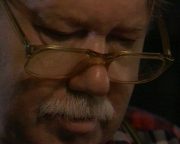 Nicht nach Tabellen und Skalen, sondern aus seiner Erfahrung heraus, justiert der Meister die 90 Jahre alte Maschine