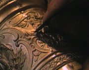 Sorgfältig entfernt der Meister die Grate